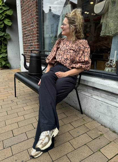 Klassische braune Bluse