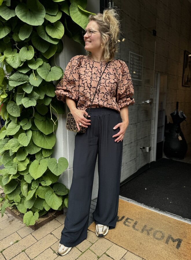 Klassische braune Bluse